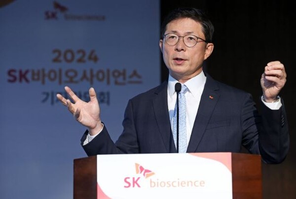 안재용 사장이 IDT바이오로지카 경영권 지분 인수 계약 체결과 관련해 설명하고 있다. 사진=연합뉴스