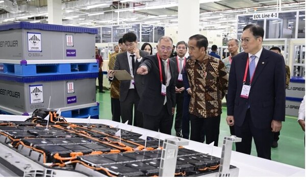 정의선 현대차그룹 회장과 조코 위도도(Joko Widodo) 인도네시아 대통령, 정인교 통상교섭본부장이 HLI그린파워에서 생산한 배터리셀을 살펴보고 있다. 사진=현대차 제공