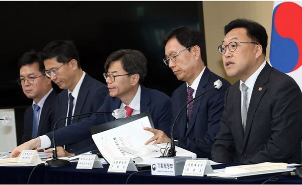 김병환 기획재정부 1차관이 1일 정부세종청사에서 역동경제 로드맵 등 2024년 하반기 경제정책방향에 관해 사전 브리핑을 하고 있다. 사진=연합뉴스