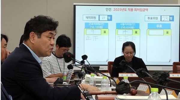 이인재 최저임금위원장이 12일 새벽 정부세종청사에서 열린 제11차 전원회의가 끝난 뒤 기자들의 질문에 답하고 있다. 사진=연합뉴스