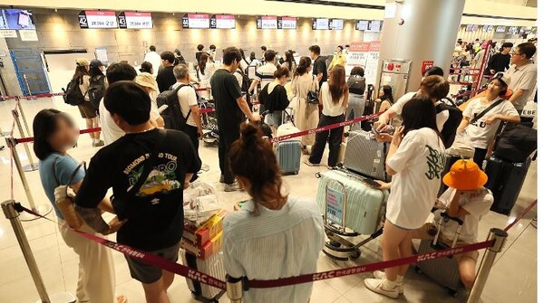 19일 오후 제주국제공항 출발층 이스타항공 발권카운터가 발권을 기다리는 승객들로 크게 붐비고 있다. 사진=연합뉴스