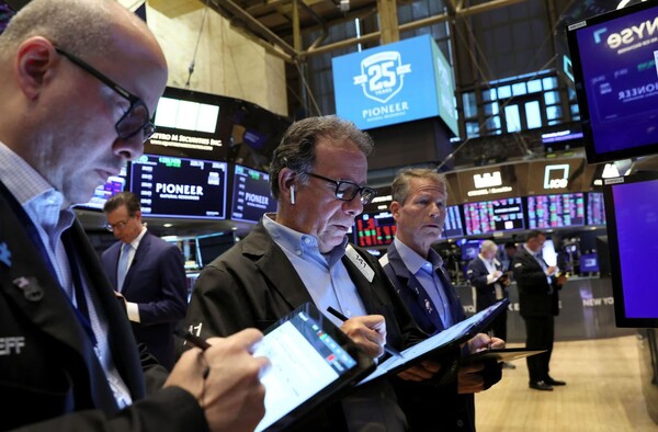 미국 뉴욕증권거래소(NYSE) 입회장에서 트레이더들이 업무를 처리하고 있다. 사진=로이터