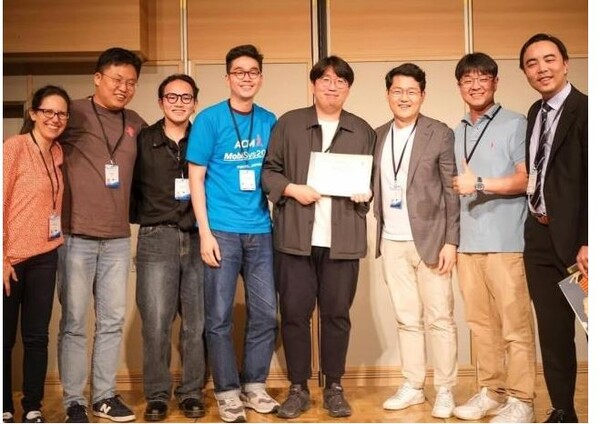 가짜분유 탐지기술로 ACM모비시스로부터 최우수 논문상을 받은 한준 교수 연구팀. 사진=KAIST 제공
