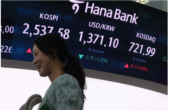 6일 코스피는 전장보다 91.79포인트(3.76%) 오른 2,533.34로 출발했다.사진은 이날 오전 서울 중구 하나은행 본점 딜링룸. 사진=연합뉴스