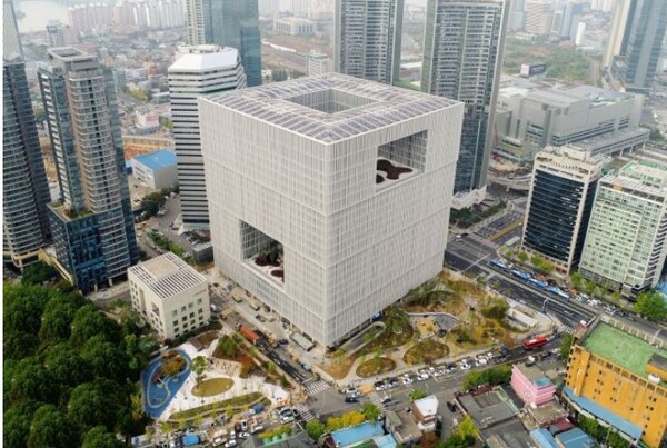 [핫STOCK]K뷰티 간판 아모레에 무슨일이...주가 역대급 25% 폭락
