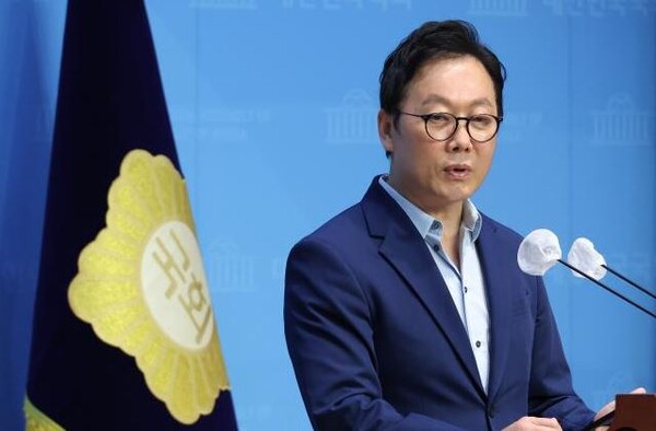 더불어민주당 정봉주 전 의원이 지난달 2일 국회 소통관에서 최고위원 출마를 선언하고 있다. 사진=연합뉴스