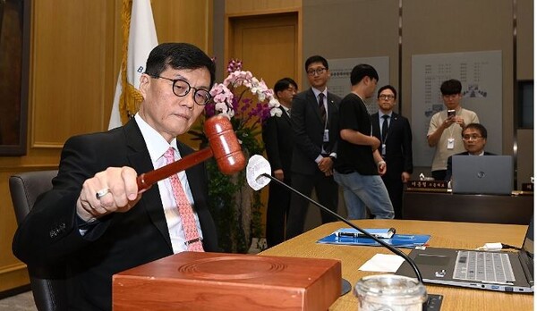 이창용 한국은행 총재가 22일 서울 중구 한국은행 본관에서 열린 금융통화위원회에서 의사봉을 두드리고 있다. 사진=공동취재단
