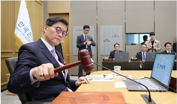 이창용 한국은행 총재가 11일 서울 중구 한국은행에서 열린 금융통화위원회에서 의사봉을 두드리고 있다. 사진=공동취재단