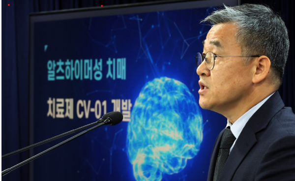 조성진 큐어버스 대표가 21일 브리핑에서 기술이전 계약에 대해 설명하고 있다. 사진=큐어버스