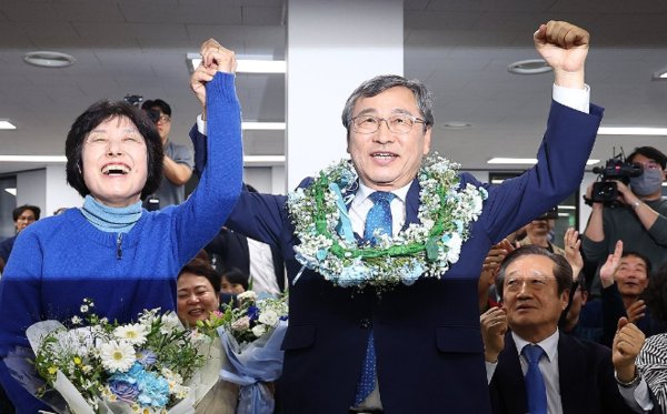 서울시교육감 보궐선거일인 16일 오후 정근식 후보가 서울 마포구에 마련된 사무실에서 당선이 확실시되자 부인과 손을들며 기뻐하고 있다. 사진=연합뉴스