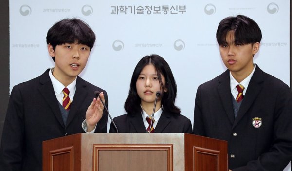 제70회 전국과학전람회서 대통령상을 받은 경기북과고 학생들. 사진=연합뉴스