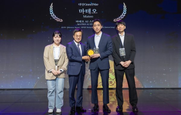 제1회 대한민국AI국제영화제에서 대상을 수상하는 마테오AI스튜디오의 문신우 씨가 김동연지사로부터 상패를 받고 있다. 사진=경기도