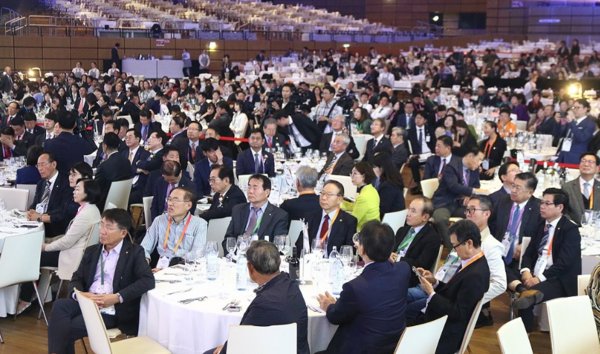 오스트리아 센터 빈에서 개최한 '제28차 세계한인경제인대회' 개회식에서 참석한 한인 경제인들이 박종범 월드옥타 회장의 개회사를 듣고 있다. 사진=연합뉴스