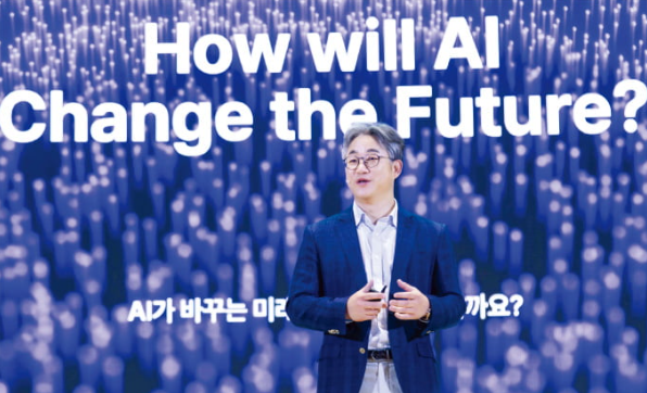 정석근 SK텔레콤 부사장이 5일 서울 코엑스에서 열린 ‘SK AI 서밋 2024’에서 해외 시장에 출시할 AI 비서 서비스 에스터를 소개하고 있다. 사진=SK텔레콤