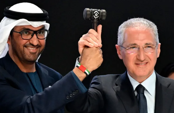 COP28 의장을 지낸 술탄 알 자베르 UAE 산업첨단기술부 장관(왼쪽)과 COP29 의장인 무크타르 바바예프 아제르바이잔 생태천연자원부 장관이 11일(현지시간) 바쿠에서 열린 COP29 개회식에서 손을 맞잡고 있다. 사진=AFP
