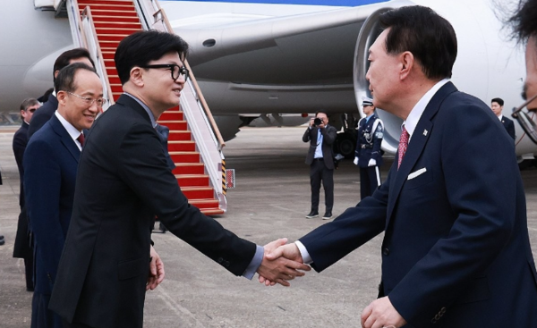 윤석열 대통령이 14일 성남 서울공항에서 31차 아시아태평양경제협력체(APEC) 및 19차 주요 20개국(G20) 정상회의 참석을 위해 출국하며 환송 나온 국민의힘 한동훈 대표와 악수하고 있다. 사진=연합뉴스