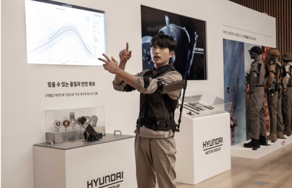 현대차·기아의 ‘웨어러블 로봇 테크데이’에서 로보틱스랩 연구원이 웨어러블 로봇 기술에 대해 설명하고 있다. 사진=현대차·기아