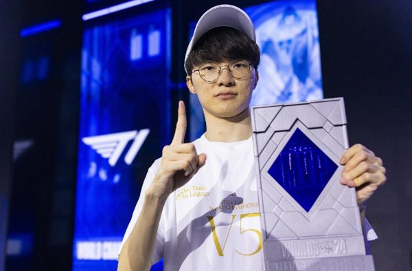 3일(한국 시간) 영국 런던 O2 아레나에서 열린 2024 롤드컵 결승전에서 최우수선수(MVP)로 선정된 T1 페이커가 포즈를 취하고 있다. 사진=연합뉴스