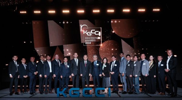 7일 서울 반얀트리 클럽앤스파 서울에서 열린 제10회 KGCCI 이노베이션 어워드에서 마틴 행켈만(왼쪽 여덟 번째) 주한독일상공회의소 대표, 반기문 전 UN사무총장(왼쪽 아홉 번째), 수상기업 관계자 등이 기념 사진을 촬영을 했다. 사진=한독상공회의소