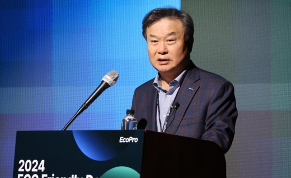 이동채 전 에코프로 회장이 8일 서울 여의도 페어몬트 앰버서더 서울 호텔에서 열린 에코프로 투자자 포럼에서 인사말을 하고 있다. 사진=연합뉴스