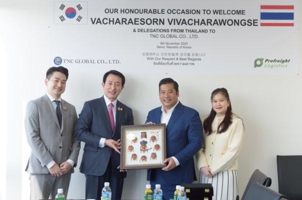 와차레손 태국왕자(오른쪽두번째)가 손영철 TNC글로벌회장(왼쪽두번째)가 기념촬영을 하고 있다. 사진=TNC글로벌
