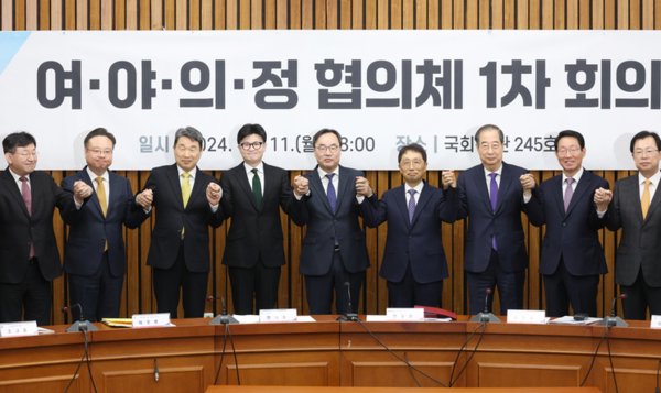11일 국회에서 열린 '여야의정 협의체' 1차 회의에서 한동훈(왼쪽 네 번째) 국민의힘 대표와 한덕수(오른쪽 세 번째) 국무총리, 이진우(가운데) 대한의학회장 등이 카메라를 향해 포즈를 취하고 있다. 사진=연합뉴스