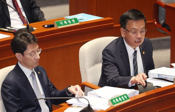 국회에서 열린 예산결산특별위원회 전체회의에서 최상목 부총리(오른쪽)가 질의에 답변하고 있다. 사진=연합뉴스