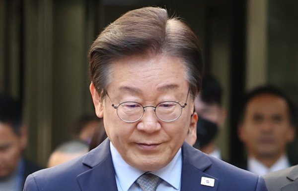 더불어민주당 이재명 대표가 15일 오후 서울 서초구 서울중앙지법에서 열린 1심 선고공판 출석을 마치고 착잡한 표정으로 법정을 나서고 있다. 사진=연합뉴스