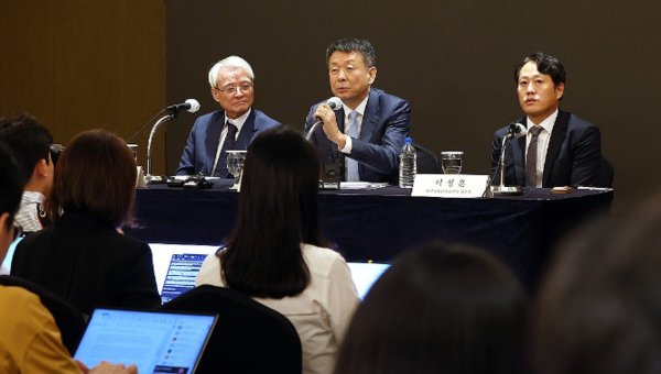 김광일 MBK파트너스 부회장(가운데)이 지난 9월19일 롯데호텔에서 열린 고려아연 공개매수 관련 기자간담회에서 취재진의 질문에 답하고 있다. 사진=연합뉴스