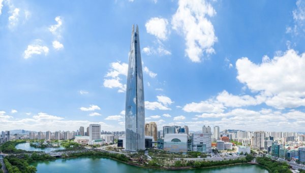 유동성 위기설에 시달리는 롯데가 27일 은행권에 담보로 제공한 서울 잠실 롯데월드타워. 롯데는 28일 위기를 기회로 만들기위한 대대적인 물갈이인사를 단행했다. 사진=롯데물산