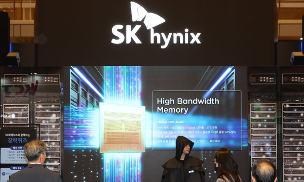 서울 강남구 코엑스에서 열린 제 26회 반도체 대전 SEDEX 2024 SK하이닉스 부스에서 HBM 관련 영상이 나오고 있다. 사진=연합뉴스