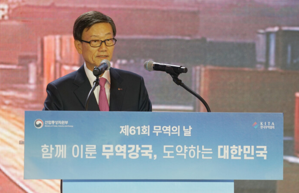 윤진식 한국무역협회 회장이 5일 서울 코엑스에서 열린 ‘제61회 무역의 날’ 기념식에서 개회사를 하고 있다. 사진=무역협회