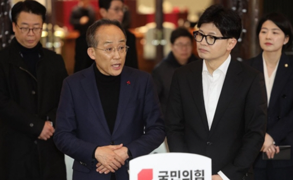 탄핵반대에 뜻을 모은 친윤계 추경호 국민의힘 원내대표와 한동훈 대표. 사진=연합뉴스
