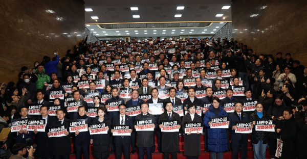 더불어민주당 이재명 대표를 비롯한 의원들이 윤석열 대통령에 대한 탄핵소추안 표결이 무산된 7일 국회에서 탄핵 촉구 및 국민의힘 규탄 대회를 하고 있다. 사진=연합뉴스