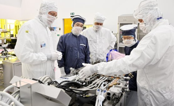 이재용 삼성전자 부회장이 지난 4월 네덜란드 ASML 본사에서 피터 베닝크CEO 등과 반도체장비를 점검하고 있다. 사진=삼성전자