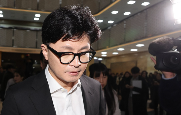 국민의힘 한동훈 대표가 14일 오후 윤석열 대통령 탄핵소추안이 가결된 뒤 당 대표실을 나와 의원총회장으로 들어가고 있다. 사진=연합뉴스