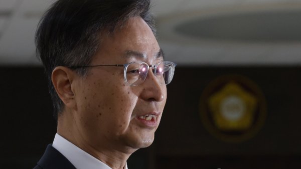 최재해 감사원장이 29일 국회 예결위 회의에 입장하며 자신에 대한 탄핵소추안 관련 입장을 말하고 있다. 사진=연합뉴스