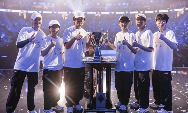 3일(한국 시간) 영국 런던 O2아레나에서 열린 2024 롤드컵 결승전에서 T1 선수들이 우승을 한 뒤 기념촬영하고 있다. 사진=라이엇게임즈
