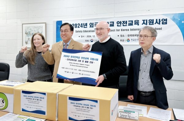 정훈 학교안전공제중앙회 이사장(왼쪽 두번째)이 11일 한국외국인학교 판교캠퍼스를 방문해 안전교육 자료와 물품을 전달한 후 학교관계자들과 기념촬영을 하고 있다. 사진=학교안전공제중앙회
