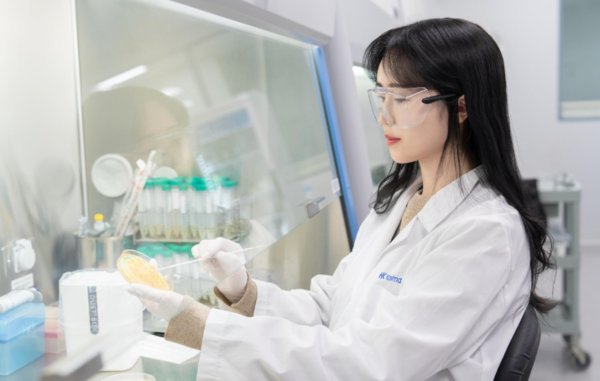 한국콜마가 여드름균과 노화 연관성을 세계 최초로 규명했다. 한국콜마 연구원이 연구하는 모습. 사진=한국콜마 