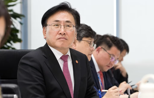 유상임 과학기술정보통신부 장관이 5일 오후 서울 강서구 과학기술사업화진흥원에서 열린 '출연(연) 기술산업화 지원 부서장 간담회'에서 참석자들의 발표를 경청하고 있다. 사진=과학기술정보통신부
