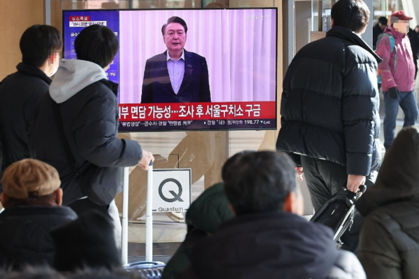 공수처와 경찰이 윤석열 대통령에 대한 2차 체포영장 집행에 나선 15일 오전 서울역에서 시민들이 관련 뉴스를 보고 있다. 사진=연합뉴스