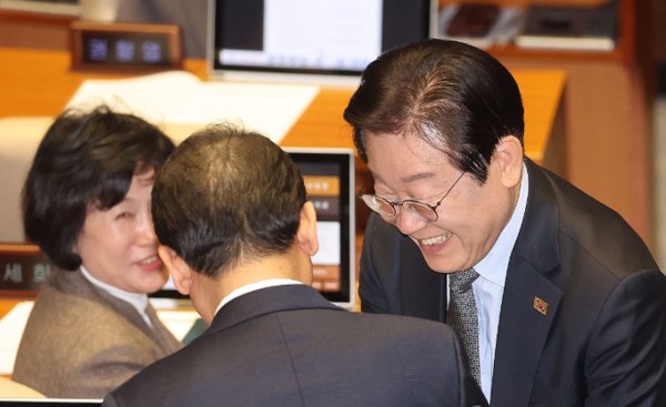 더불어민주당 이재명 대표가 8일 오후 국회 본회의에서 주요 법안개정안 재표결 투표를 한 뒤 자리로 향하며 미소짓고 있다. 사진=연합뉴스