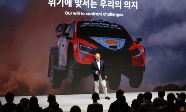 지난 6일 경기 고양시 '현대모터스튜디오고양'에서 열린 2025 신년회에서 정의선 현대차그룹 회장이 '위기에 맞서는 우리의 의지'를 주제로 신년사를 하고 있다. 사진=현대차그룹