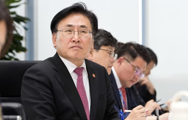 유상임 과학기술정보통신부 장관이 5일 오후 서울 강서구 과학기술사업화진흥원에서 열린 '출연(연) 기술산업화 지원 부서장 간담회'에서 참석자들의 발표를 경청하고 있다. 사진=과학기술정보통신부