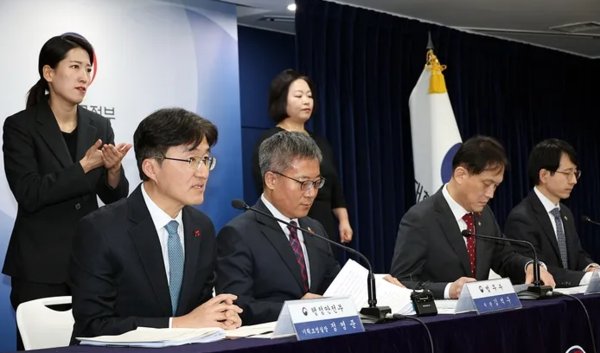 정영준 행정안전부 기획조정실장(왼쪽)이 지난 13일 서울 종로구 정부서울청사에서 2025년 행정안전부 주요업무 추진계획에 대한 사전 합동브리핑 발표를 하고 있다. 사진=행정안전부