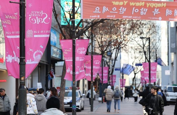 '2025 코리아그랜드세일' 개막일인 15일 서울 중구 명동길에 홍보 현수막이 걸려있다. 사진=연합뉴스
