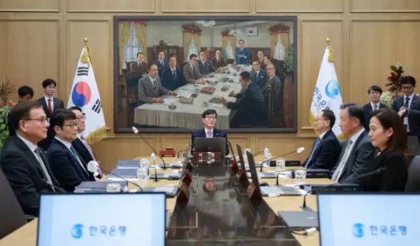 이창용 한국은행 총재가 16일 오전 서울 중구 한국은행에서 열린 금융통화위원회 본회의에서 회의를 주재하고 있다. 사진=한국은행