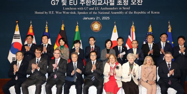 우원식 국회의장이 주요국 외교사절단과 간담회에 기념촬영을 하고 있다. 사진=연합뉴스