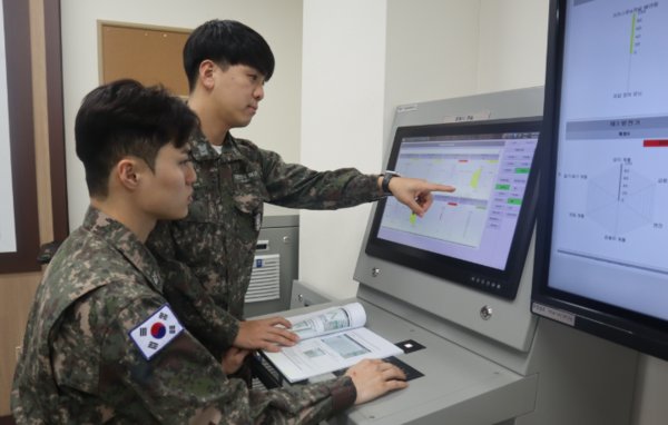해군 교육생이 한화시스템이 개발한 함전추진체계 상태기반진단체계를 시험운용하고 있다. 사진=한화시스템